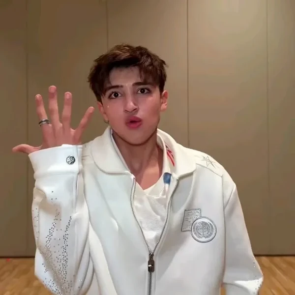 今天最受喜爱的Kenneth (SANTOS BRAVOS)