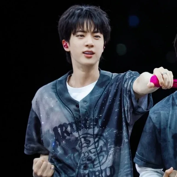 Penampilan Jin (BTS) yang Paling Dicintai Hari Ini