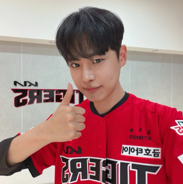 Signature photo of 최병찬 capturing their charm