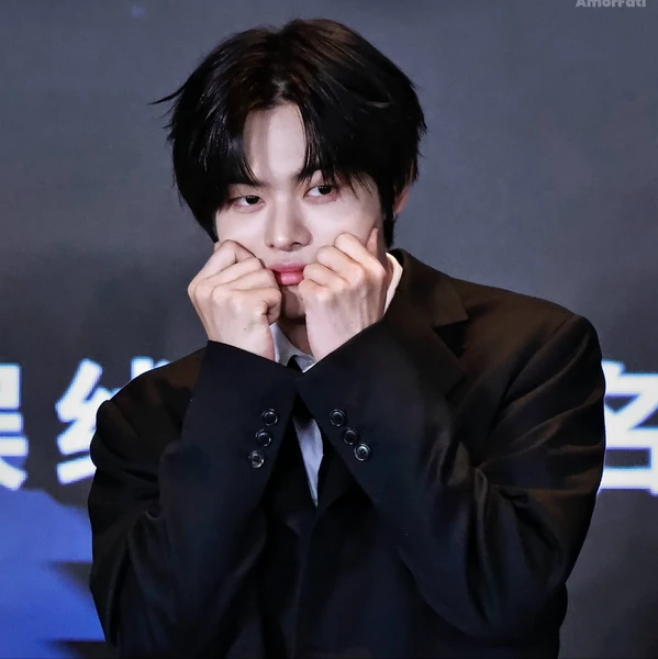 Signature photo of Lee Leo (ALPHA DRIVE ONE) capturing their charm
