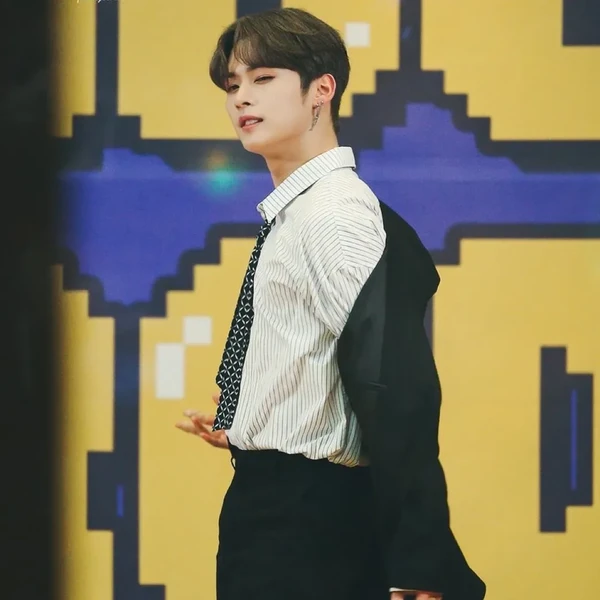 Today's Most Loved Lee Know (Stray Kids)