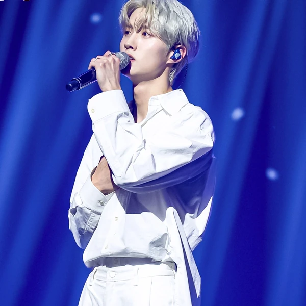 Today's Most Loved Yeoone (PENTAGON)