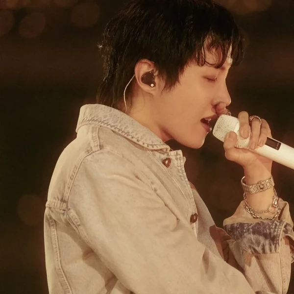 Penampilan j-hope (BTS) yang Paling Dicintai Hari Ini