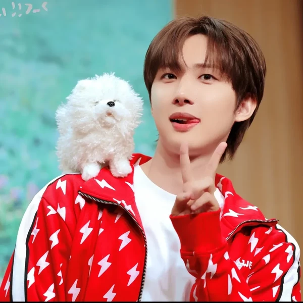 Top Photo Full of Hui (PENTAGON) Love