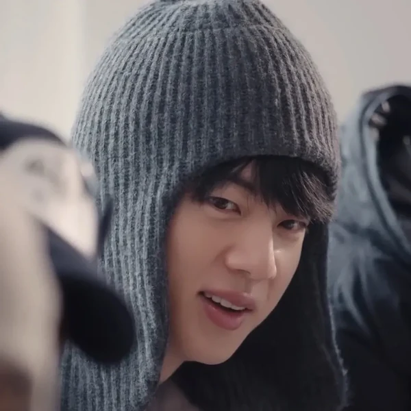 오늘 가장 사랑받은 진 (방탄소년단)의 모습