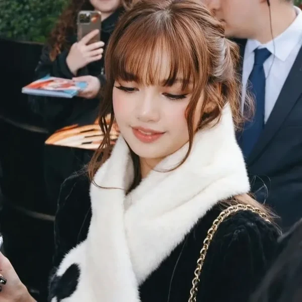 Penampilan Lisa (BLACKPINK) yang Paling Dicintai Hari Ini