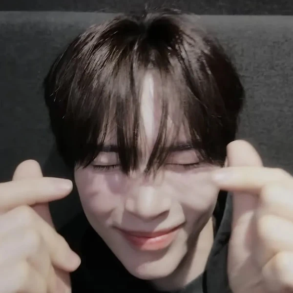 Foto Populer Penuh Cinta untuk Sung Hanbin (ZEROBASEONE)
