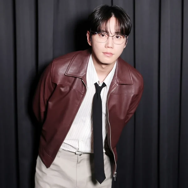 Signature photo of 李浚荣 capturing their charm