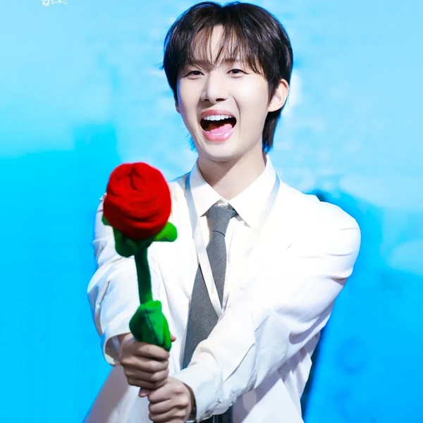 今天最受喜爱的Hui (PENTAGON)