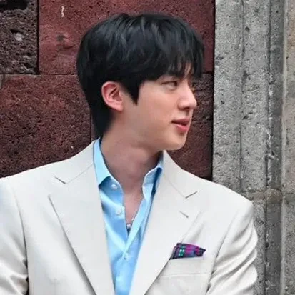 Penampilan Jin (BTS) yang Paling Dicintai Hari Ini