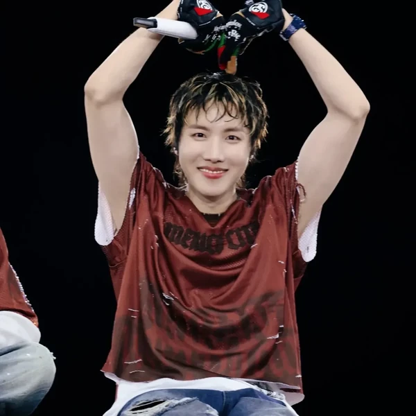 Penampilan j-hope (BTS) yang Paling Dicintai Hari Ini