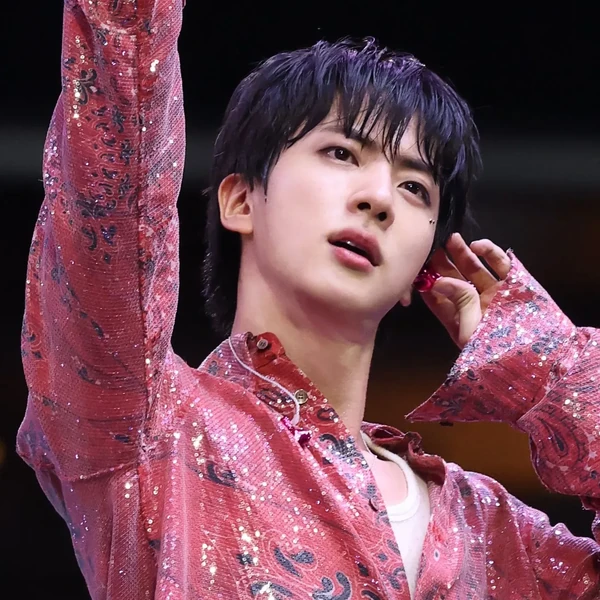 Penampilan Jin (BTS) yang Paling Dicintai Hari Ini