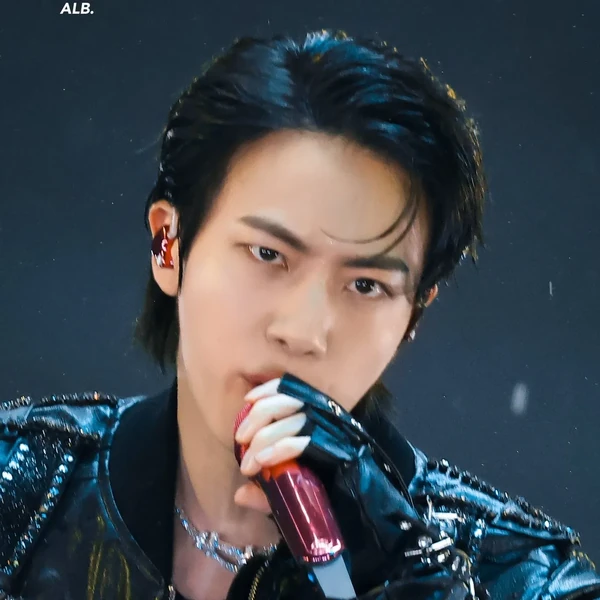 Foto Populer Penuh Cinta untuk Jin (BTS)