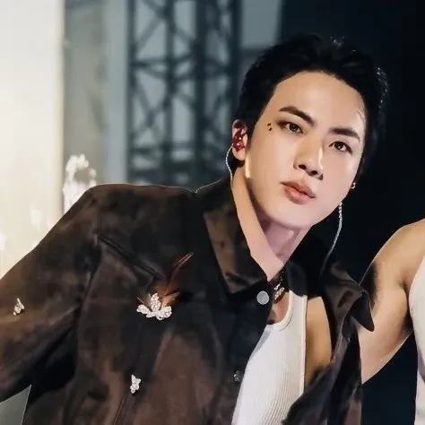 Penampilan Jin (BTS) yang Paling Dicintai Hari Ini