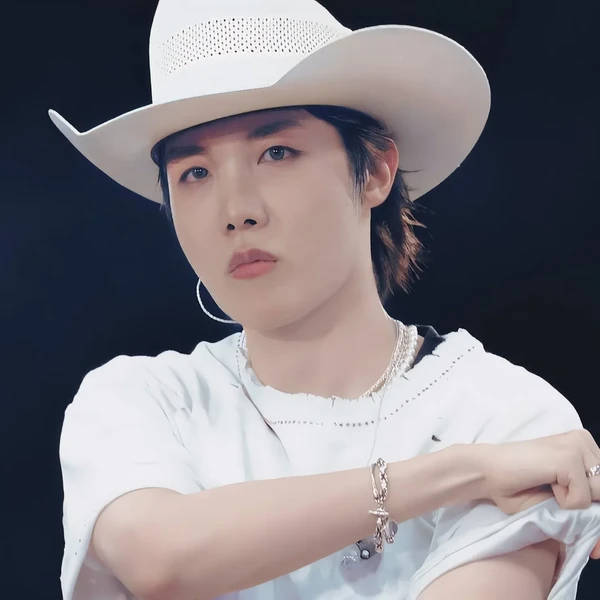 Penampilan j-hope (BTS) yang Paling Dicintai Hari Ini