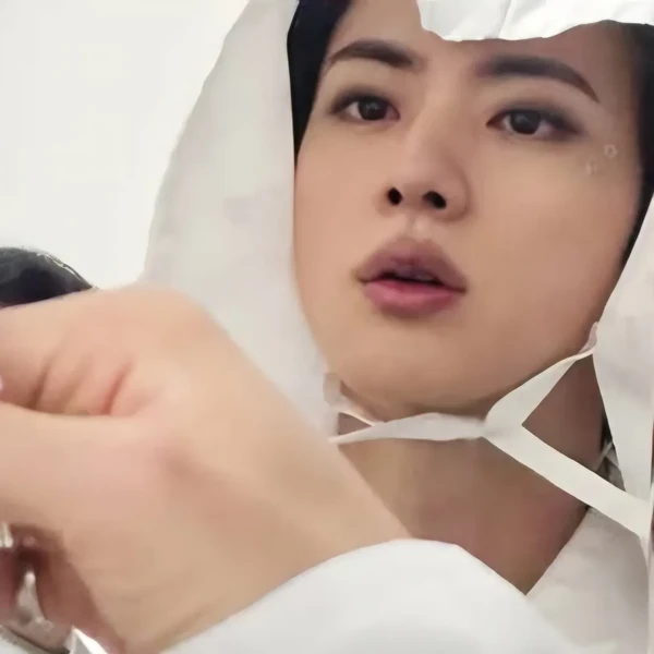 오늘 가장 사랑받은 진 (방탄소년단)의 모습
