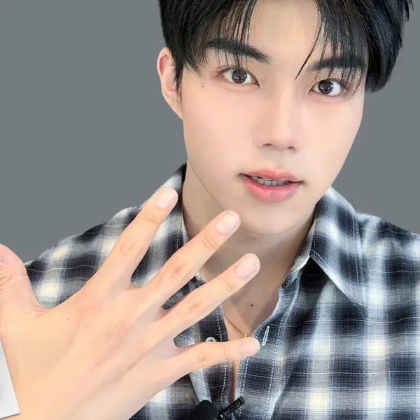 Penampilan Park Gunwook (ZEROBASEONE) yang Paling Dicintai Hari Ini