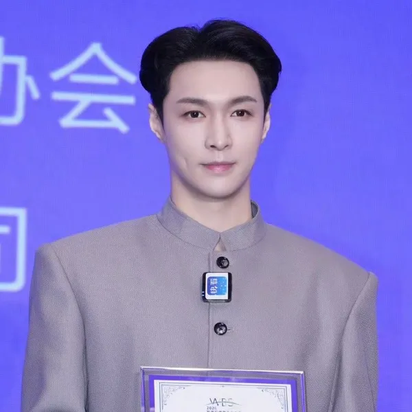 Foto Populer Penuh Cinta untuk Lay (EXO)