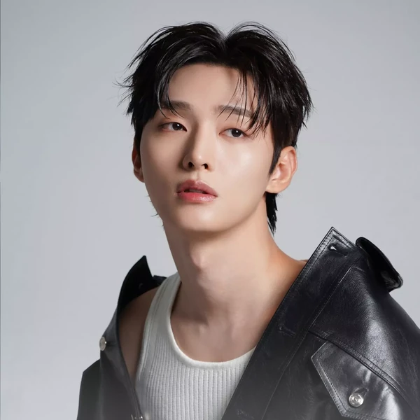 Foto Populer Penuh Cinta untuk Yoon Jisung