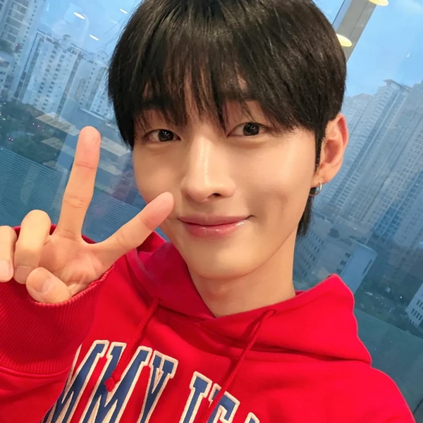 Foto Populer Penuh Cinta untuk Yoon Jisung