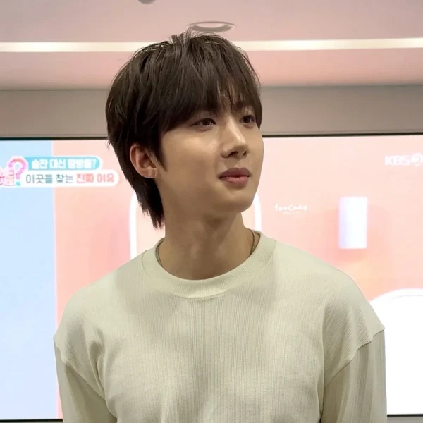 Top Photo Full of Hui (PENTAGON) Love