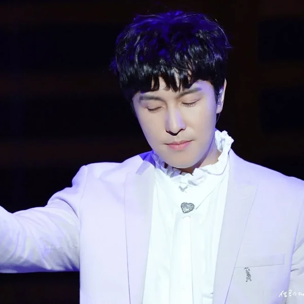 Top Photo Full of Kim Dongwan (SHINHWA) Love