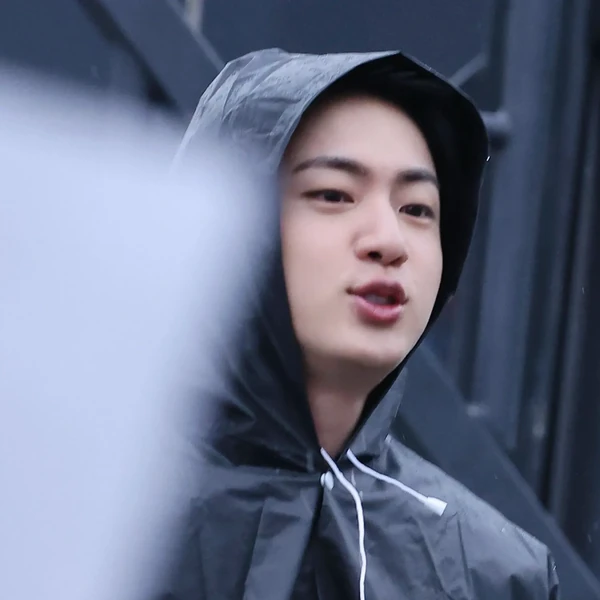오늘 가장 사랑받은 진 (방탄소년단)의 모습