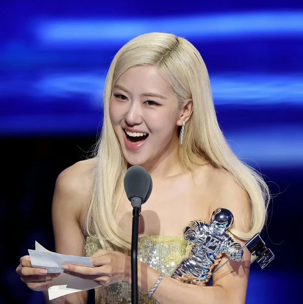 오늘 가장 사랑받은 로제 (BLACKPINK)의 모습