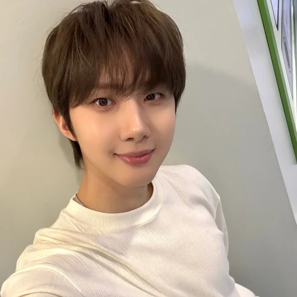 Momen Terbaik Hui (PENTAGON) Pilihan Penggemar