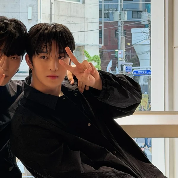 Foto Populer Penuh Cinta untuk Bae Jinyoung