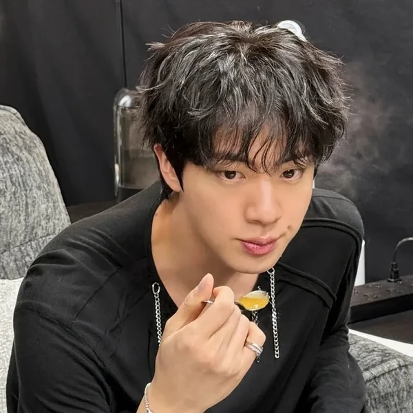 오늘 가장 사랑받은 진 (방탄소년단)의 모습