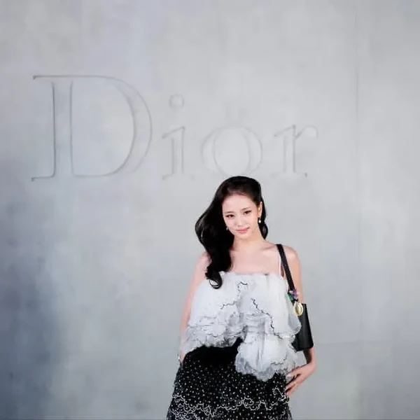 Penampilan Jisoo (BLACKPINK) yang Paling Dicintai Hari Ini