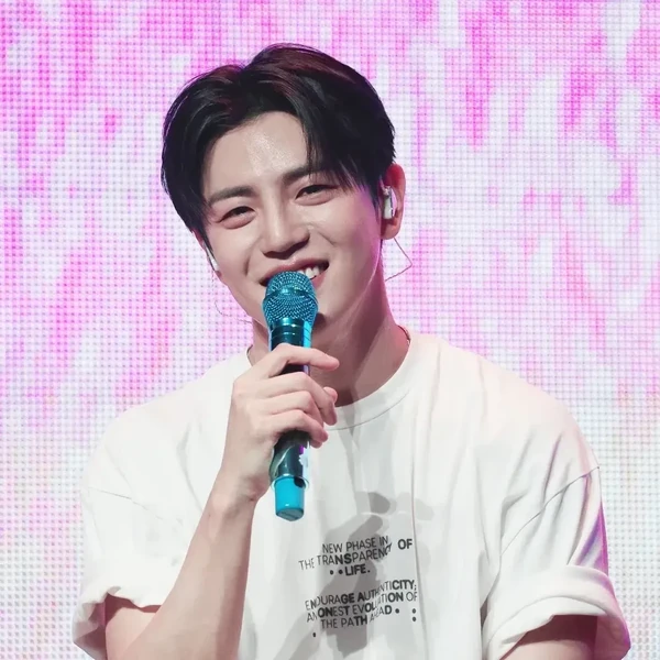 Top Photo Full of Donghun (A.C.E) Love