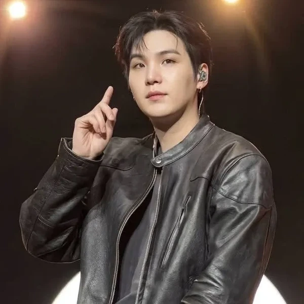 Penampilan SUGA (BTS) yang Paling Dicintai Hari Ini