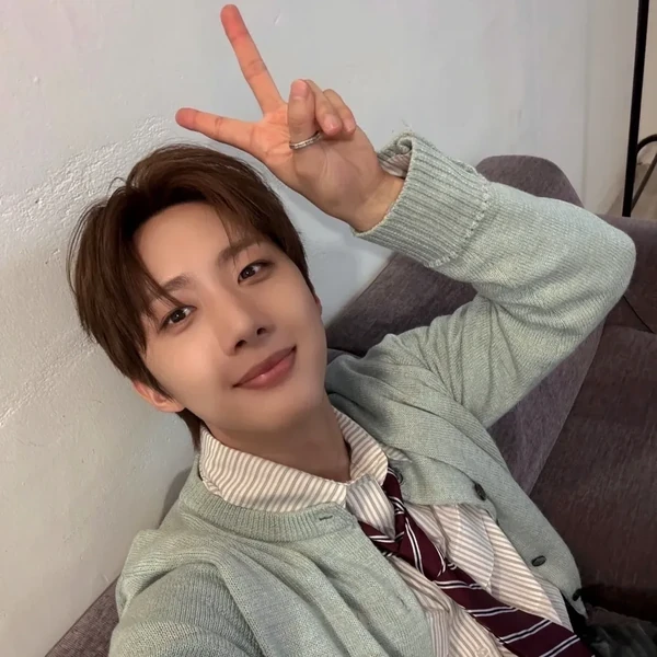 Foto Populer Penuh Cinta untuk Hui (PENTAGON)