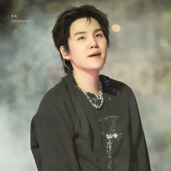 Penampilan SUGA (BTS) yang Paling Dicintai Hari Ini