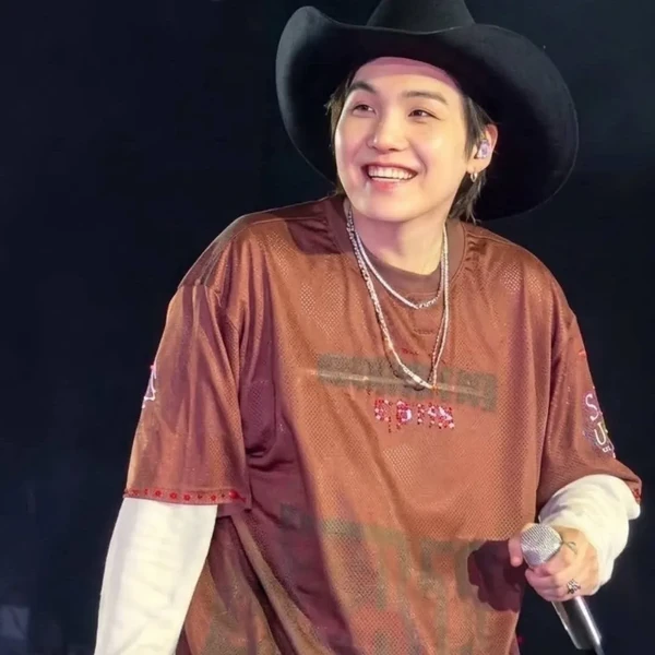Penampilan SUGA (BTS) yang Paling Dicintai Hari Ini