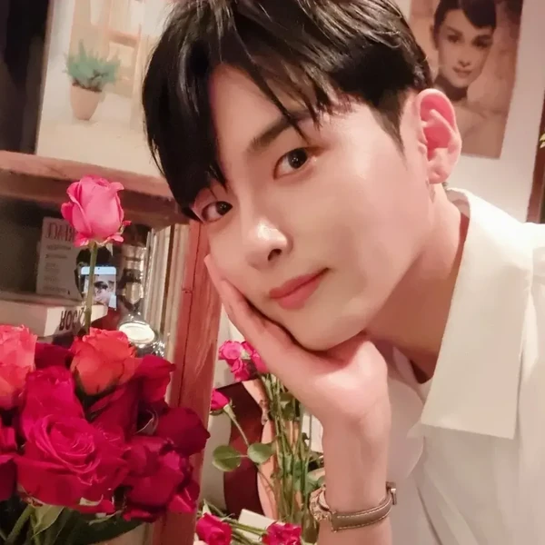 오늘 가장 사랑받은 려욱 (슈퍼주니어)의 모습