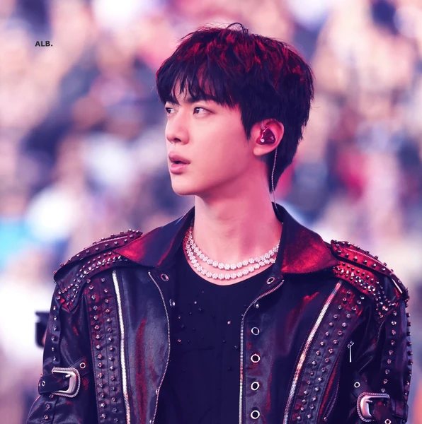 Penampilan Jin (BTS) yang Paling Dicintai Hari Ini