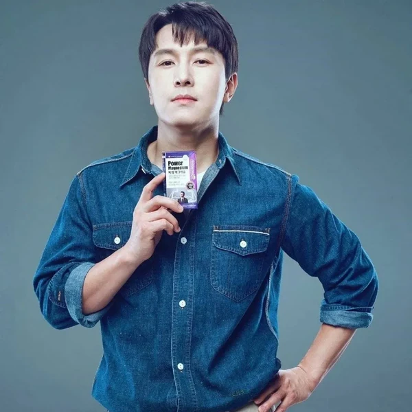 Signature photo of 김동완 (신화) capturing their charm