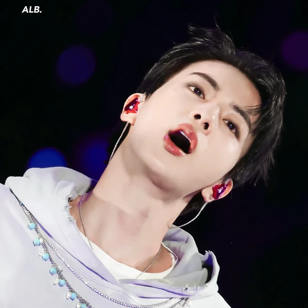 Foto Populer Penuh Cinta untuk Jin (BTS)
