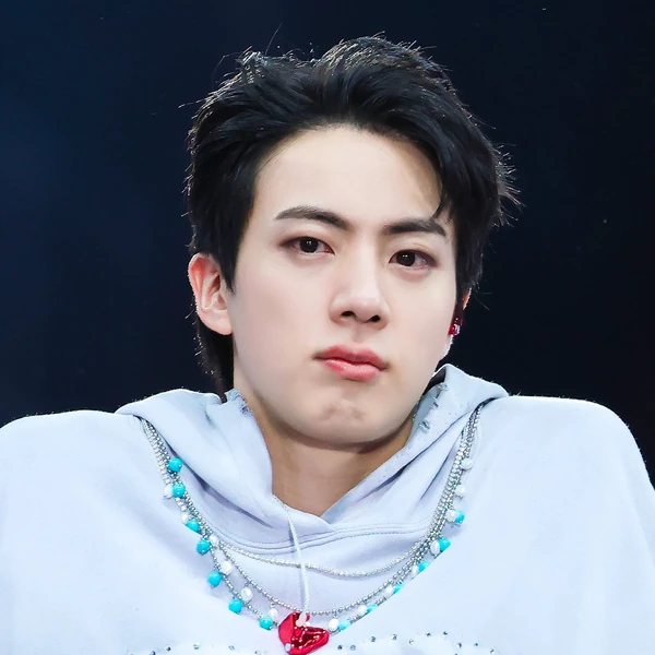 Penampilan Jin (BTS) yang Paling Dicintai Hari Ini