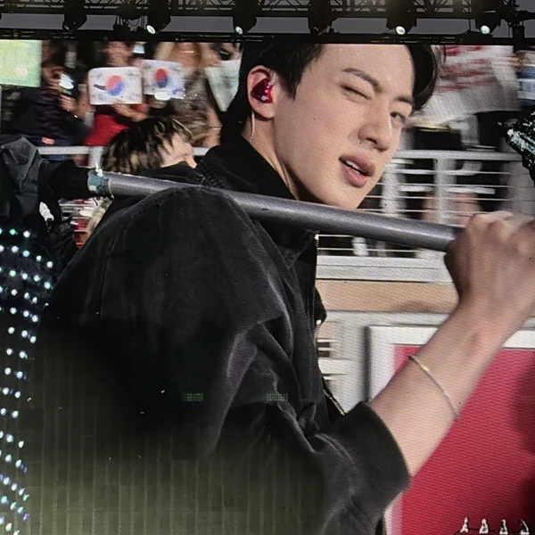 Foto Populer Penuh Cinta untuk Jin (BTS)