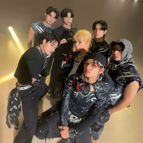 Top Photo Full of HORI7ON Love