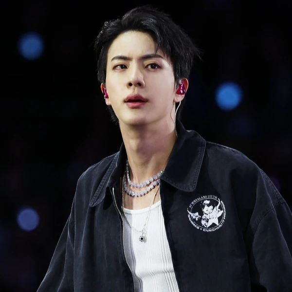 Penampilan Jin (BTS) yang Paling Dicintai Hari Ini