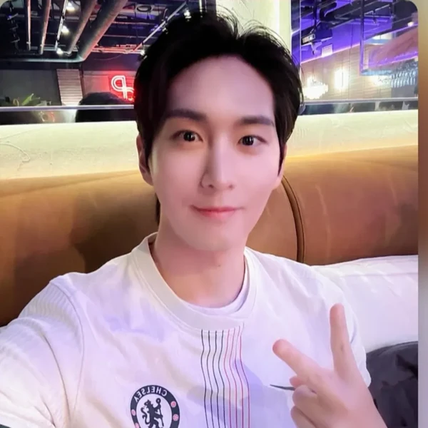 Foto Populer Penuh Cinta untuk Shinwon (PENTAGON)