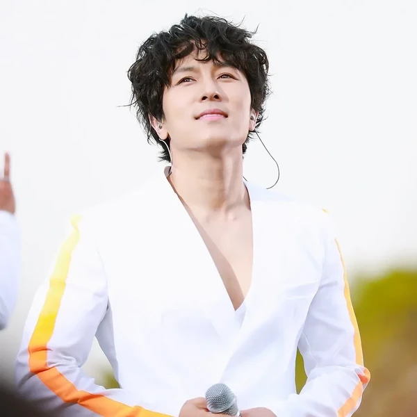 오늘 가장 사랑받은 김동완 (신화)의 모습