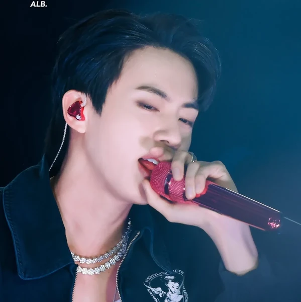 Penampilan Jin (BTS) yang Paling Dicintai Hari Ini