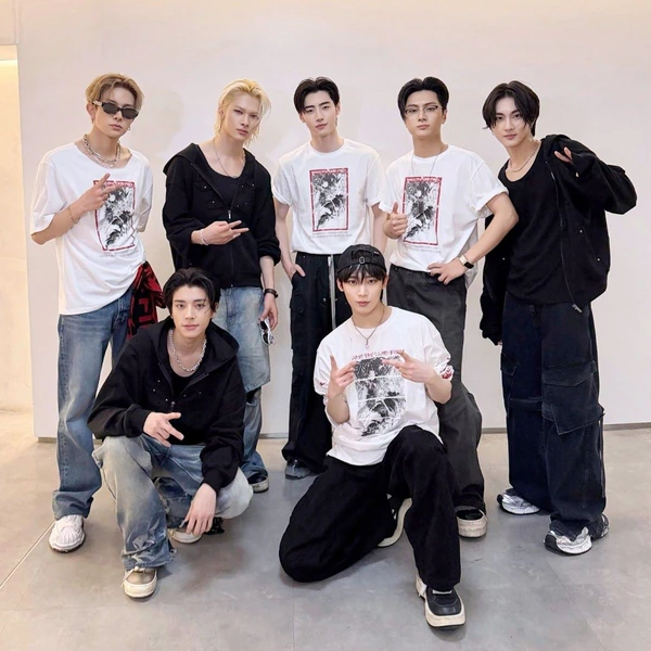 Top Photo Full of ENHYPEN Love