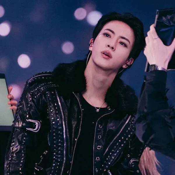 Penampilan Jin (BTS) yang Paling Dicintai Hari Ini